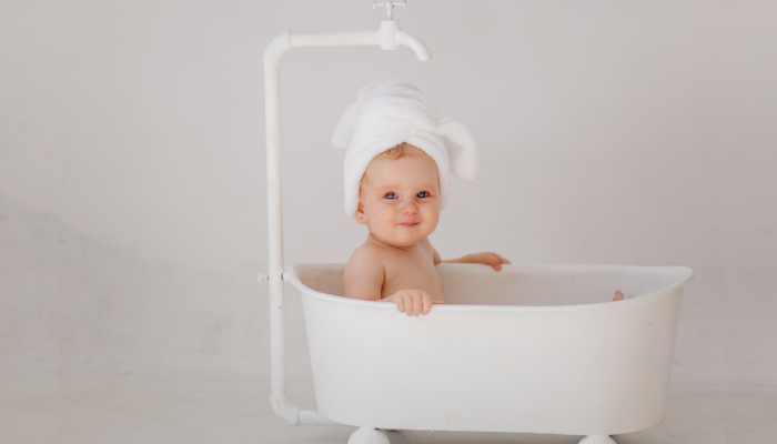 Fotografía para artículo de blog topfarma sobre cómo bañar al bebé.